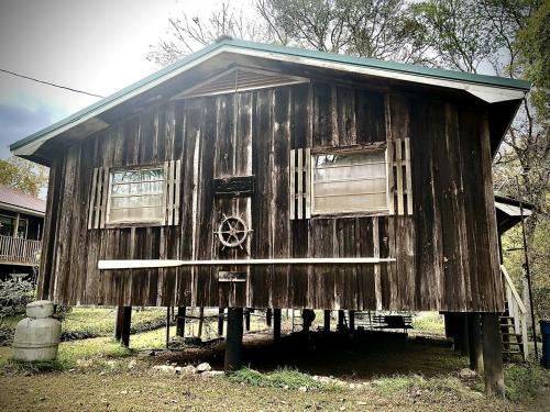 Gainestown House | Fascinating Off-Grid River House for an Authentic Escape into Nature on the Alabama River