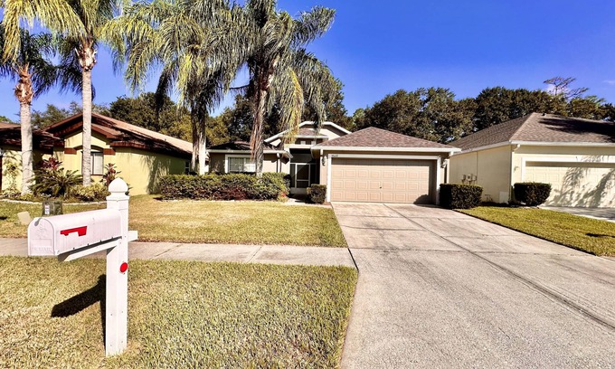 Lake Bernadette House | Fast wifi 2 GB, pool, gym, golf, B-ball, tennis court, playground and more.