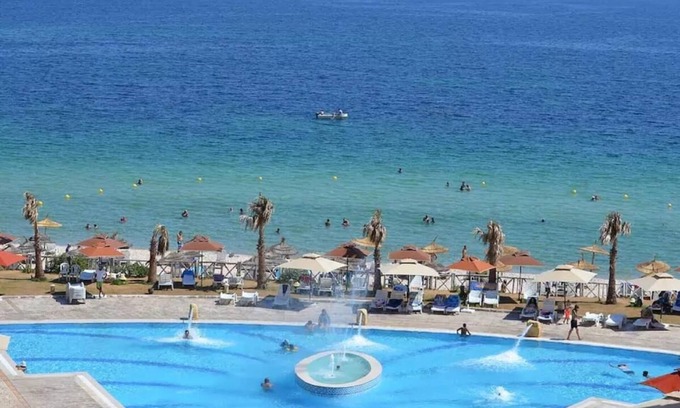 Chott Mariem Apartment | Featuring pool views, the apartment located2-minute walk from Chott Mariem beach