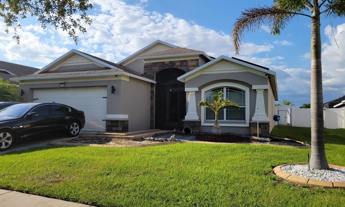Gibsonton House | Feel like home .with big outdoor patio space, BBQ grills and hottub available