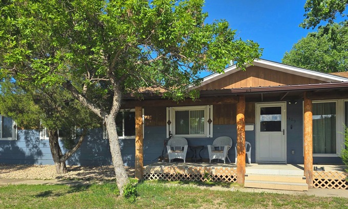 Belle Fourche House | Feel Right at Home in this Charming 3-bedroom house with WiFi, AC, Full Kitchen