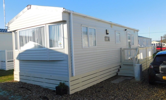 Felixstowe House | Felixstowe Sea Views. Cosy 2-bedroom static caravan, parking, wifi,