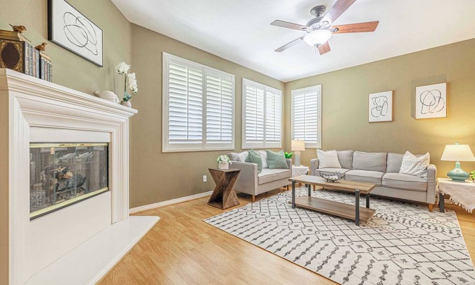 Palmdale House | Fenced Backyard for Pets｜Garage Access｜Cozy 5BR｜Month to Month available #42108