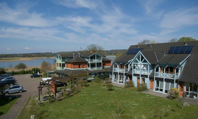 Neuensien Resort | Ferienwohnung Mönchgut 1 mit Wintergarten und Terrasse