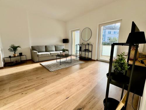 Zweckel Apartment | FeWo Palmtrees - Große und moderne 2 Zimmerwohnung mit Süd-West Balkon in Gladbeck-Mitte nähe Movie Park und Arena AufSchalke