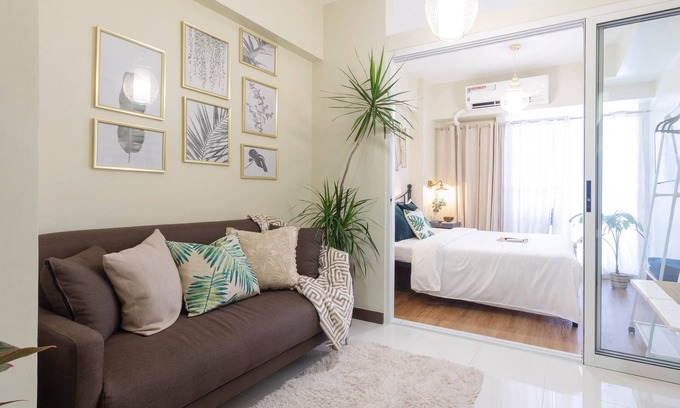 Diliman Condo | Fiber-powered Tropical Oasis