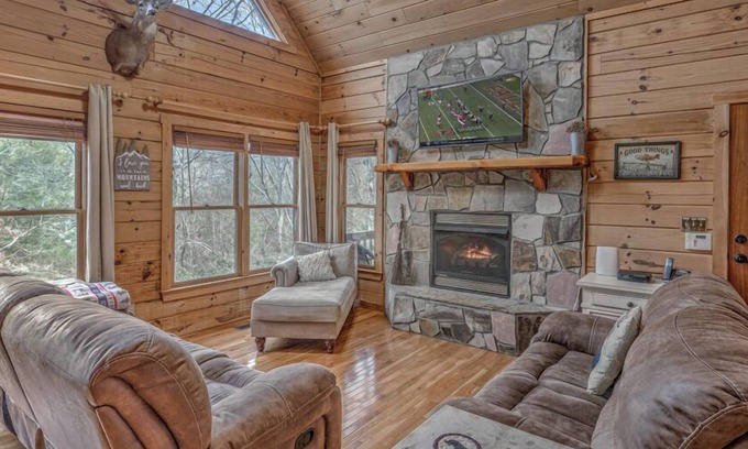 McCaysville Cabin | Fighting Creek Cabin - River Front | Trout Fishing | Hot Tub | Pool Table | Fire Pit