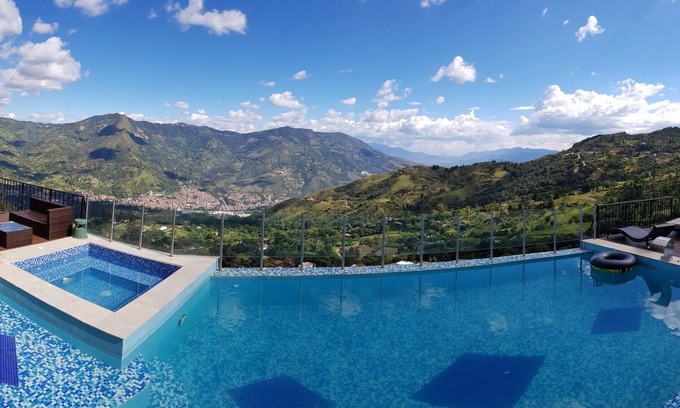 Copacabana Villa | Finca La Esmeralda, Con Todos Los Lujos.