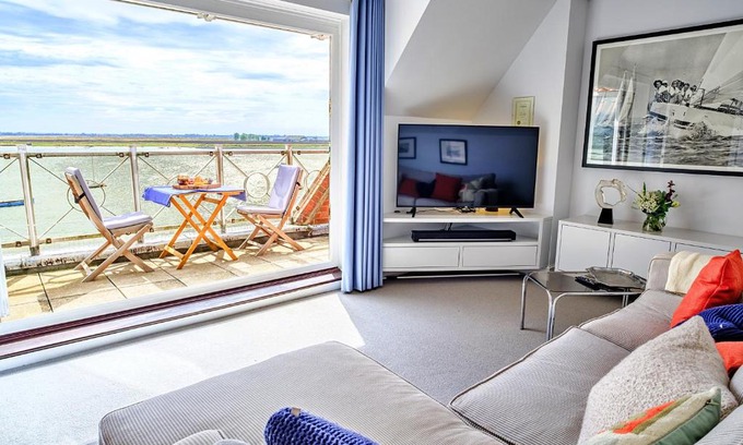 Burnham-on-Crouch Apartment | Finest Retreats - Kings Wharf - Luxury Riverside Home