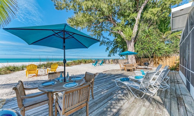 Ilexhurst House | Fins to the Left: Gulf of Mexico! On Beach!