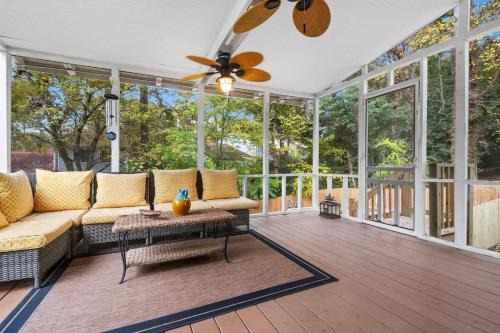 North Raleigh House | Fire pit - 6 Min to North Hills - Screened Porch