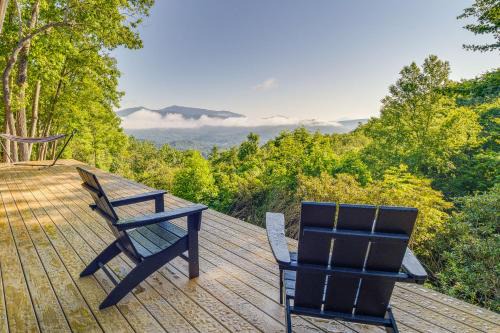 Spruce Pine Apartment | Fire Pit and Views Pet-Friendly Spruce Pine Studio