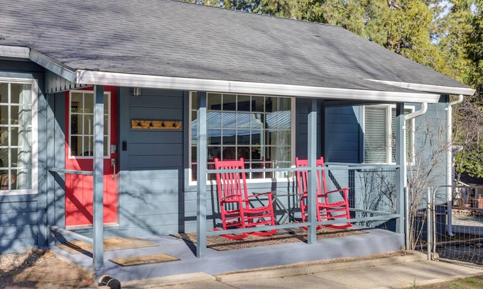 Hathaway Pines Cottage | Fire Pit + Grill: Serene Retreat in Hathaway Pines