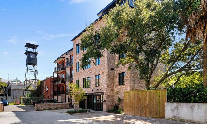 Cannonborough Elliotborough Condo | Fire Tower | 1BR Hideaway in Downtown CHS with TV!