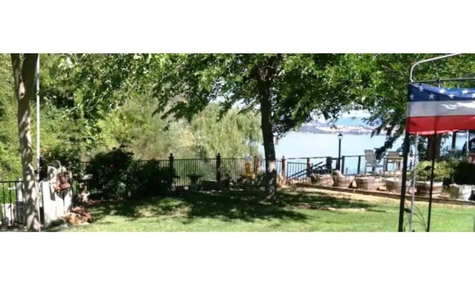 Lakeport House | Firepit, Clearlake, Lakeport CA, King bed Waterfront boat/dock Fishing.