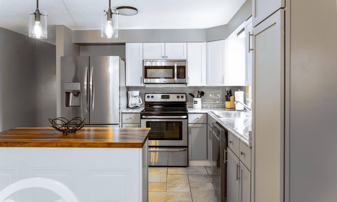 Elkhorn House | Fireside Charm on Strawberry Hill – A Tranquil Escape! Hot Tub, Pet Friendly