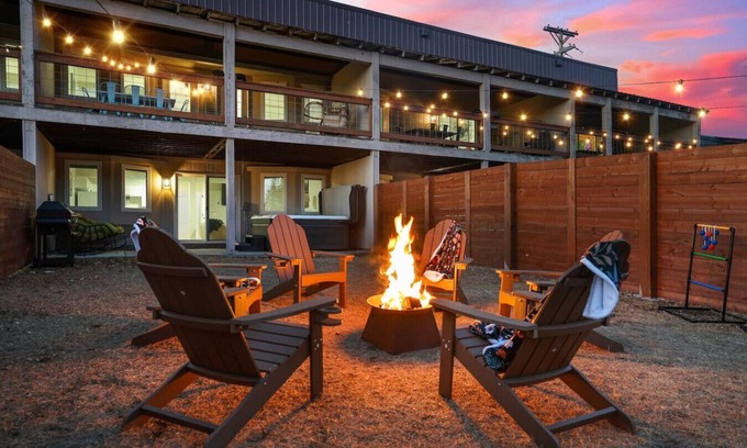 Custer Villa | Fireside Grove | Downtown Stay w/Hot Tub