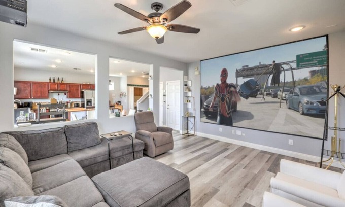 Rhodes Ranch House | Firewood | 15 min to Strip, Full Kitchen, King Bed