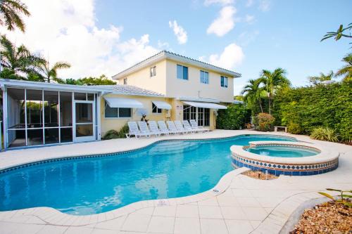 Downtown Hollywood House | First-Class 5BR Villa in Hollywood Lakes