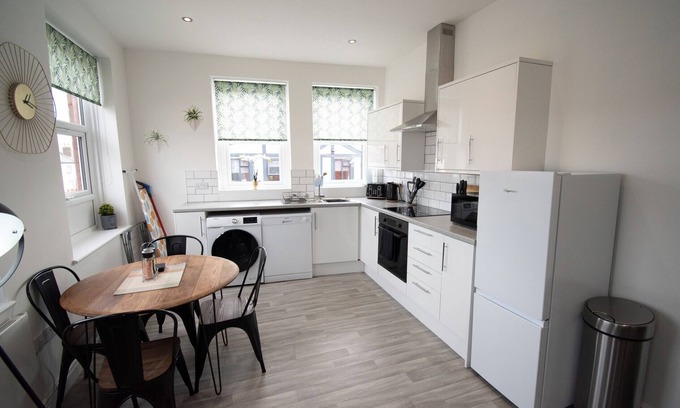 Little Hulton Apartment | First Floor 4 Bedrooms and Bathrooms Walkden