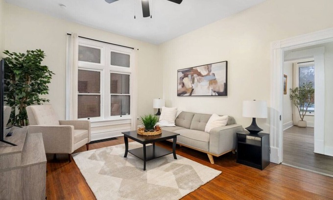 Victorian Village Apartment | First Floor Apt | Newly Remodeled | Steps from OSU