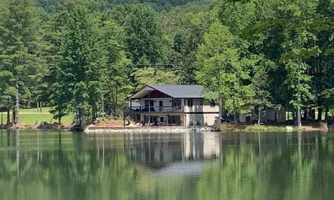 Helen Ski Chalet | Fisherman paradise on private lake 5 minutes from Helen