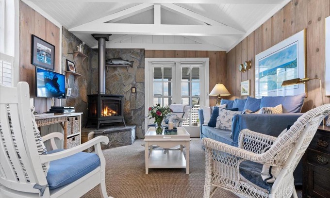 Salmon Creek House | Fishermans Cottage - Sand Dunes Walk to Ocean