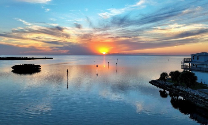 Aripeka House | Fisherman’s Paradise With Dock, Amazing Views with Dolphins and Manatees!