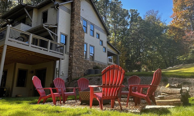 Buford House | Five Bdrms, Fire pit! Perfect for groups! Water park, boat ramp, venues nearby!