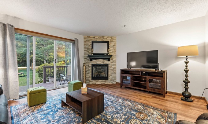 North Conway House | Five minutes to Kancamagus Highway! Private & Spacious Family Home sleeps 8!