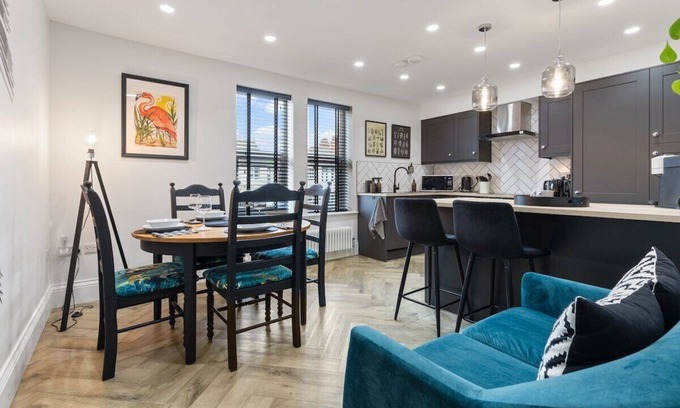 Roundhay Apartment | Flat A Stunning 2/3b flat in Roundhay, EV charging