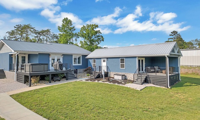 New Tazewell House | FLAT Lakefront Home at Summer Breeze w/Private Dock & Kayaks & Paddle Boards