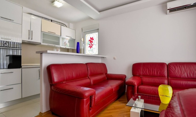 Babilonija Apartment | Flat w Balcony 5 min to Beach Near Budva Old Town