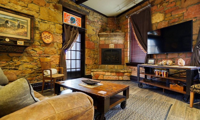 Hot Springs House | FlatIron w/Courtyard