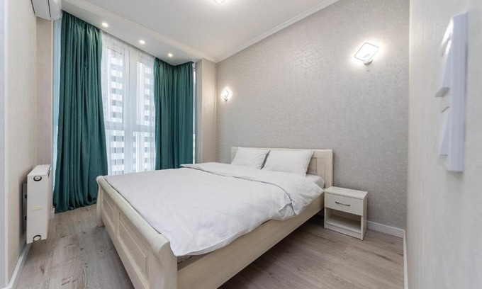 Pozniaky Apartment | FlatRent Drahomanova 2a