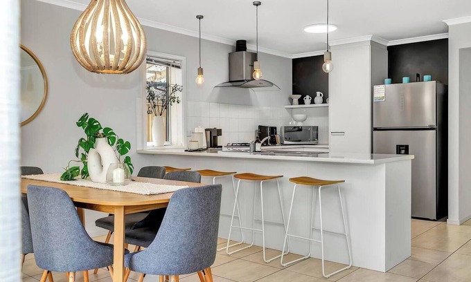 McCracken House | Fleurieu Days Leafy Hideaway by Victor Harbor