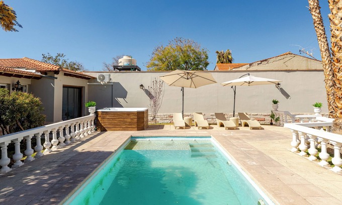 Godoy Cruz Villa | FLIPHAUS Wine Country Erlich 22 pax