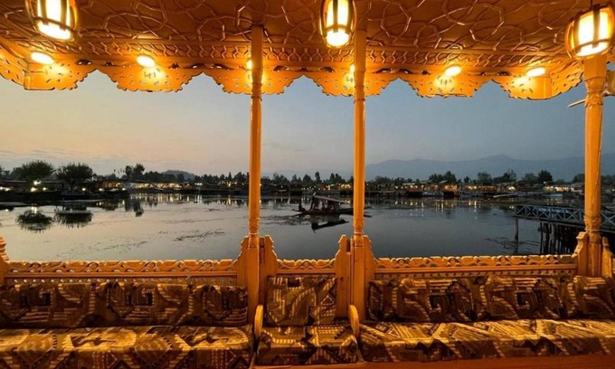 Dal Lake Boat Rental | Floating Luxury Group Of Houseboats