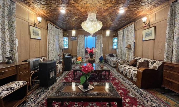 Dal Lake Boat Rental | Floating Shanghai group of houseboats