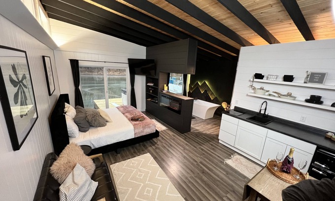 East Dubuque Cabin | Floating Studio Cabin. HOT TUB!