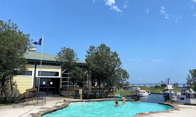 Ponchartrain Park House | Floating Villa 3