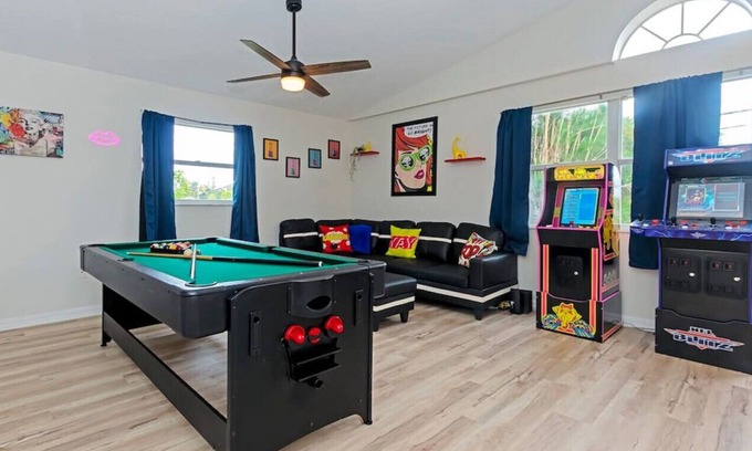 Palmetto House | Florda · HotTub Arcade Pool-table