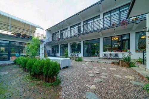 Huairou House | Flower Yard