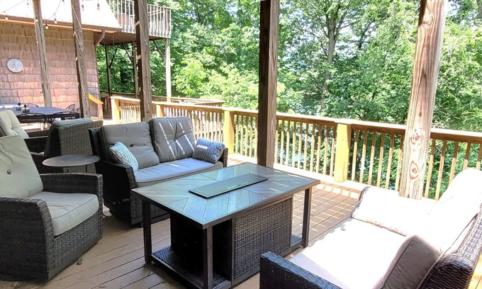 Jacksboro House | Flyers'Landing-Lakefront Home with 6 Bedrooms & Private Dock