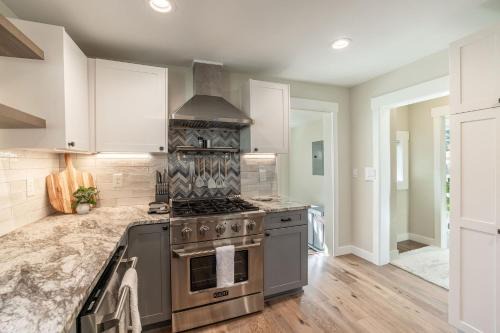 Coeur d'Alene House | Flying Colors Cottage Walk to Downtown