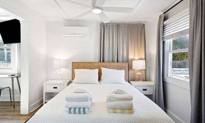 Folly Beach Hotel | Folliday Inn- The Streamliner - Room 31