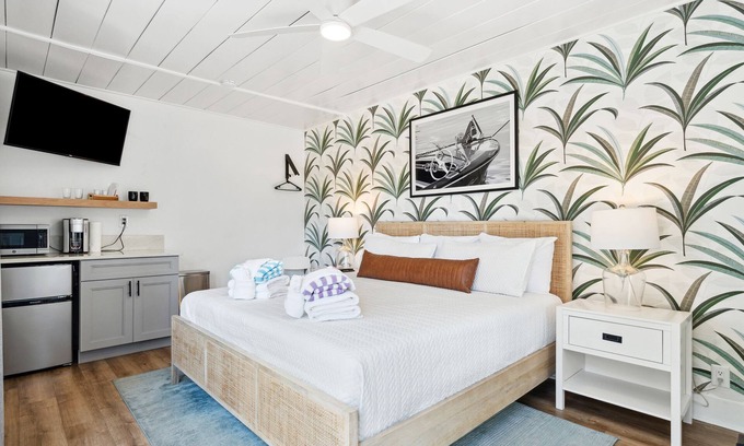 Folly Beach Hotel | Folliday Inn: The Torpedo: Room 22