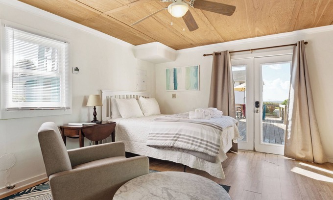 Folly Beach Apartment | Folly Beach Stay - Oceanview Studio w/Balcony & Only 100 Steps to Sand!