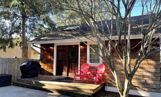 Gig Harbor Cottage | Forest Beach Cottage with deck near Horsehead Bay