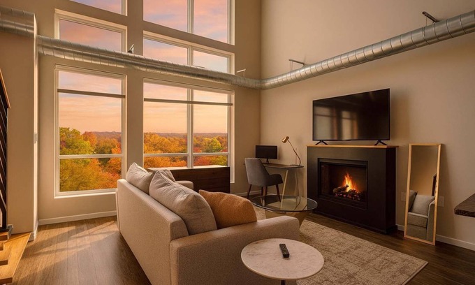 DeBaliviere Place Apartment | Forest Park Skyline Retreat with Balcony, Pool & Parking